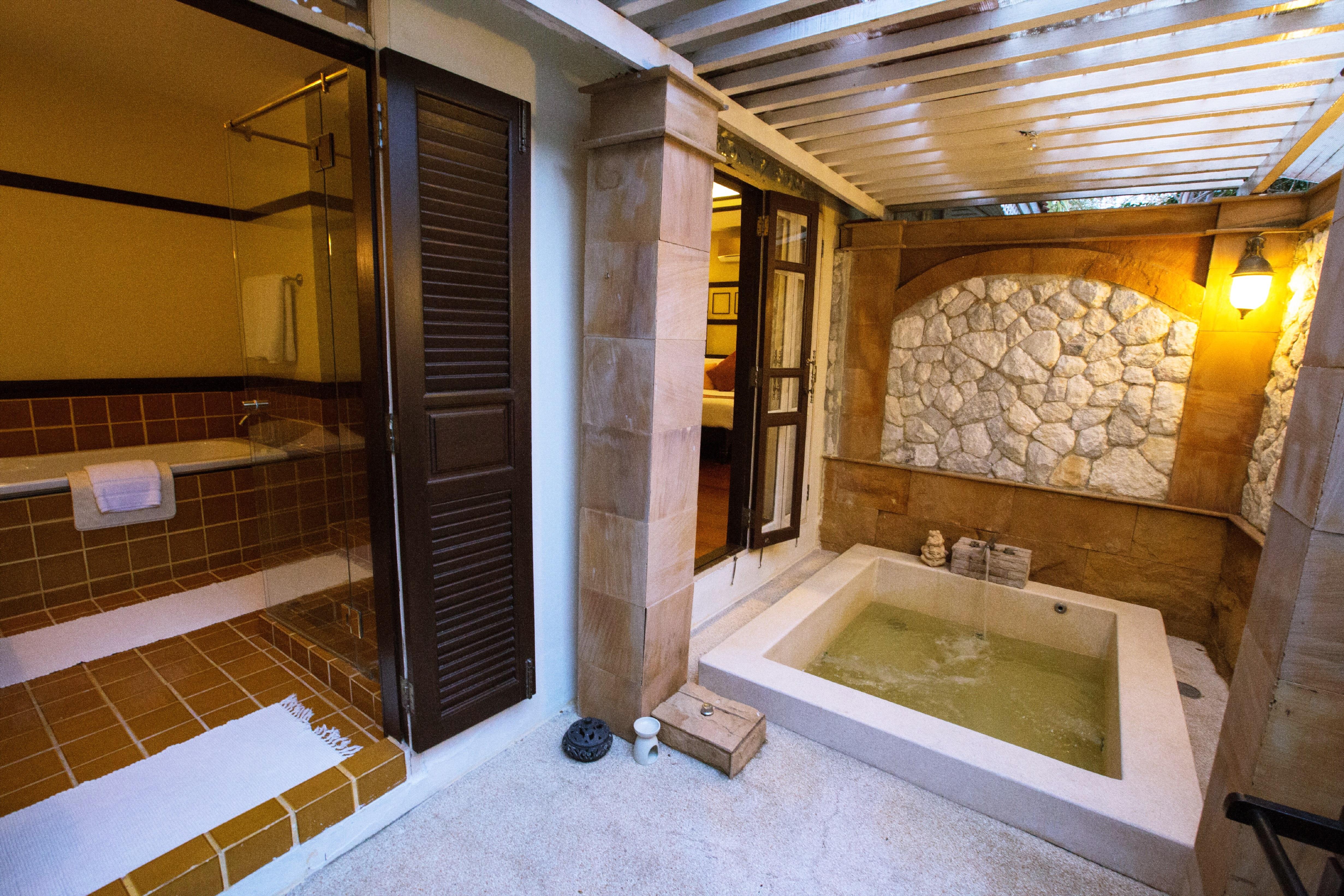 Wora Bura Hua Hin Resort & Spa Ngoại thất bức ảnh A modern Japanese bathroom with a traditional soaking tub