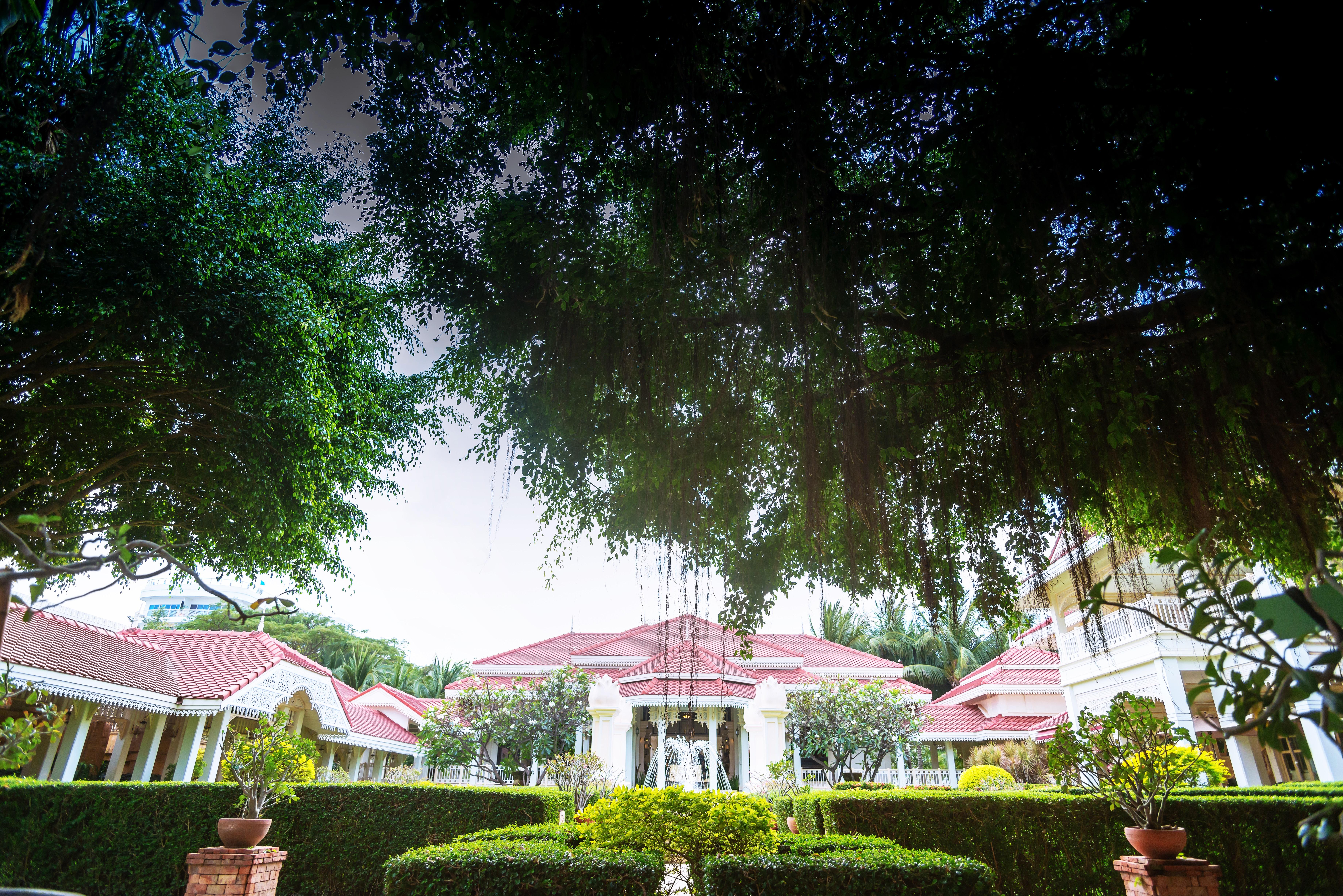 Wora Bura Hua Hin Resort & Spa Ngoại thất bức ảnh The main building of the university