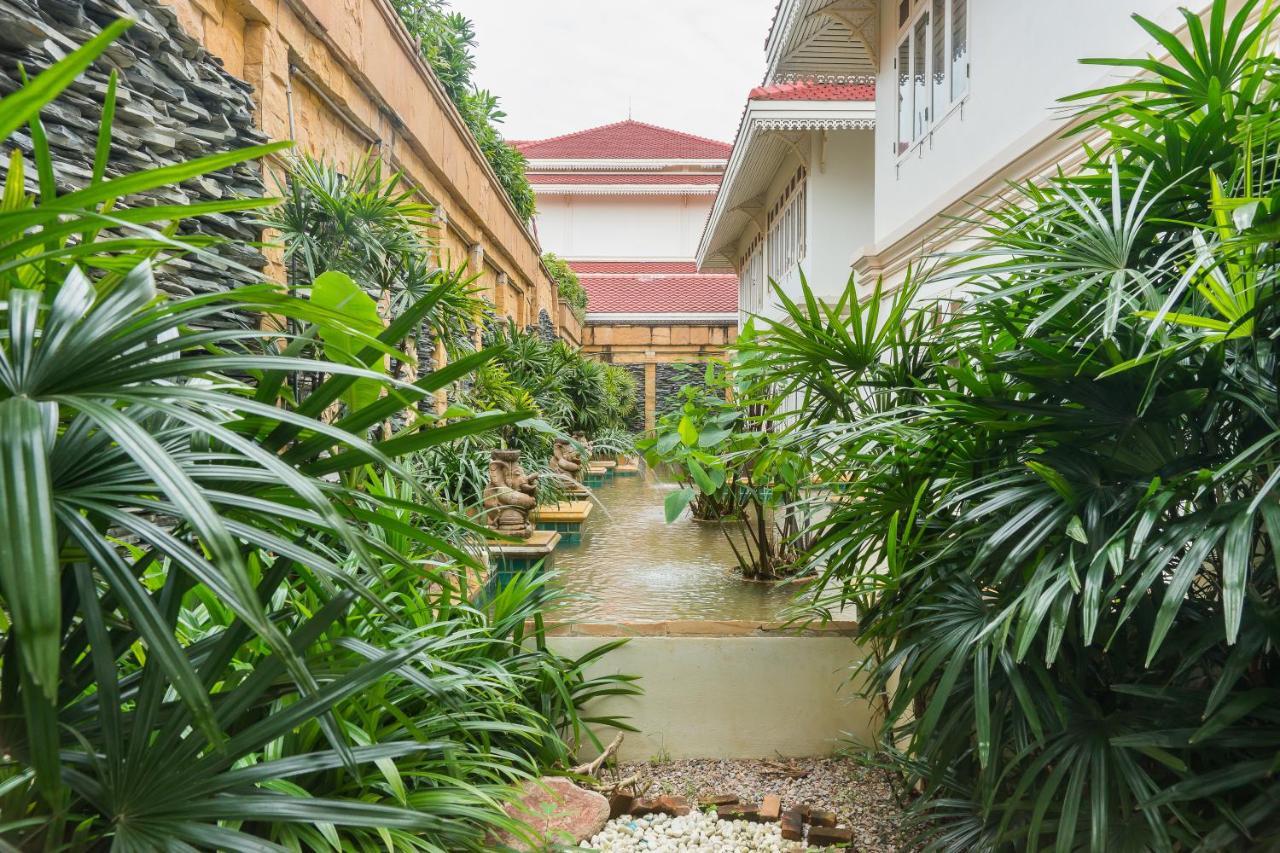 Wora Bura Hua Hin Resort & Spa Ngoại thất bức ảnh The garden of the hotel